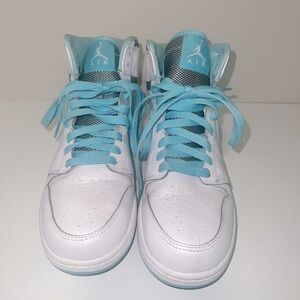 Jordan 1 high baby blue and white size 6y.